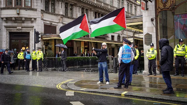 Wikimedia Commons / Raising the Palestinian flag (52776106973)